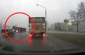 Warszawa: Wiatr wywraca ciężarówkę - wideo trafiło do sieci
