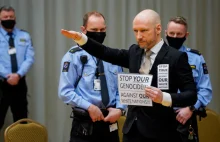 Breivik znów przed sądem. Zaczął od nazistowskiego gestu i nowych haseł