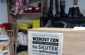 Przedsiębiorca wywiesił w sklepie planszę, która tłumaczy wzrost cen produktów