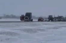 Kanadyjscy kierowcy blokują granice Kanada-USA po wprowadzeniu przymusu.
