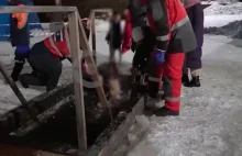 Madka roku! Przymusowo wykąpała swoje dziecko w przeręblu. -26 stopni.