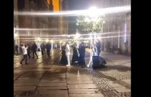 Uczniowie z Gdańska zatańczyli poloneza pod oknami wychowawczyni