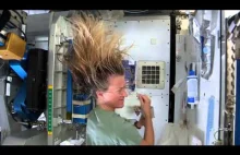 Jak myć włosy w kosmosie