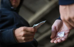 Holandia: Policja wysyła SMS-y do osób, które kupowały narkotyki.