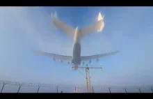 Lądujący Antonov An-225 "rozcina" mgłę