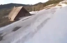Taki efekciarsko zrobiony zjazd na nartach.