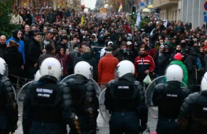 Belgijska policja stosuje czarny, arcymistrzowski pancerz cechu mantikory