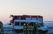 13 rannych w zderzeniu ciężarówki z busem. Kierowca TIR-a uciekł z miejsca...