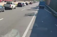 Kierowcy w korku formują ruchomy korytarz życia na autostradzie
