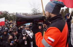 Ratownik med.,który wypowiadał się na proteście przeciwko szczepieniom zwolniony