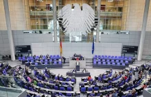 Niemieccy parlamentarzyści przez 6 m-cy ozdrowieńcami, zwykli obywatele tylko 3