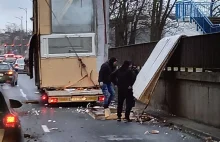 Utrudnienia na ulicy Hallera. Domek na lawecie zahaczył o wiadukt. [ZDJĘCIA