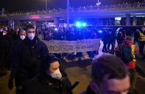 Niemcy. Protesty przeciwko obostrzeniom covidowym. Doszło do starć z policją
