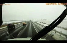 Pług śnieżny powoduje wypadek