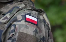Młody żołnierz z raną postrzałową głowy znaleziony w parku w Białowieży