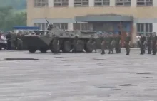 Pojazd opancerzony przejeżdża żołnierza