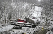 Świadkowie wypadku formują ludzki łańcuch ratując zagrożonych pasażerów autobusu