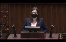 Karolina Pawłowska prezentuje w Sejmie "Tak dla rodziny"