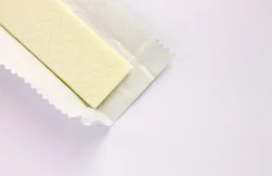 Polacy opatentowali metodę, która „zjada gumę” i przetwarza ją w papier