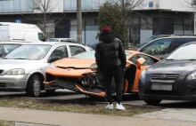 Porzucone lamborghini odjechało z parkingu na lawecie, z nowymi kołami....