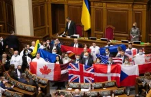 Ukraińscy parlamentarzyści z polską flagą