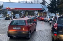 Kierowcy ze Słowacji na polskich stacjach benzynowych. Wszyscy tankują do pełna.