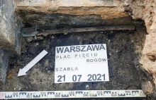 Piękna szabla ułańska została odkryta na skrzyżowaniu w centrum Warszawy
