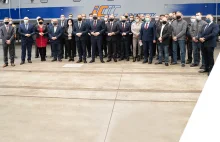 Tłum polityków PiS-u na zdjęciu z odbioru naprawionej lokomotywy