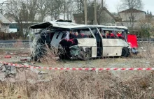 Tragiczny wypadek w Warlubiu. Autobus szkolny wjechał wprost pod pociąg....