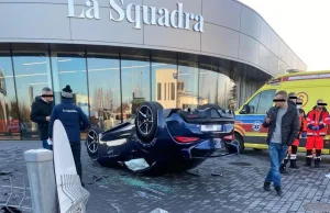 Katowice. Dachowanie Suprą pod salonem Ferrari.