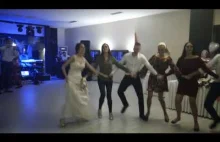 Regionalny taniec na weselu w Serbii.