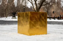 Złoty sześcian za 11,7 mln dolarów. Stanął w Central Parku i wywołał oburzenie