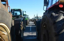 Setki traktorów zablokowały autostradę. Protest przeciwko rosnącym cenom...