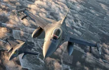 Zdjęcia uzbrojonych F-16, które patrolują północno-wschodnią flankę NATO