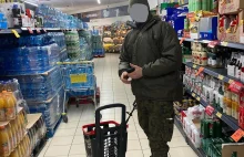 Żołnierz z długą bronią w Biedronce. Wojsko "odradza" nagłaśnianie tej sprawy