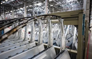 Ford ograniczy produkcję w 8 fabrykach z powodu niedoboru chipów