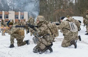 Ukraińcy masowo kupują broń i wstępują do Obrony Terytorialnej