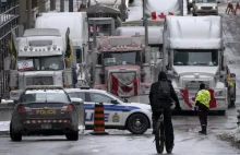 Policja siłą zabiera paliwo protestującym w Kanadzie.