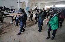 Weterani przygotowują cywilów do obrony Kijowa. "Do wojny dojdzie na pewno''
