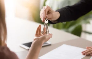 Raport NBP: O kredyt na mieszkanie będzie trudniej. Banki zaostrzają kryteria