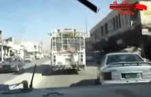 Konwój US Army jadący przez zatłoczone irakijskie ulice