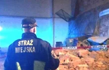 Runął mur na Bednarskiej w Warszawie. Uszkodził auta i śmietniki