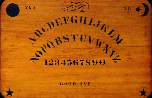 Historia tablicy Ouija, czyli „gry nie z tego świata”