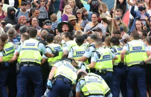 Nowa Zelandia: Protesty przeciw obostrzeniom. Policja aresztowała ponad 50 osob