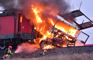 Ciężarówka w płomieniach po zderzeniu z pociągiem!