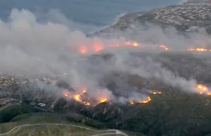 Pożar w pobliżu Laguna Beach zagraża domom, wymuszona ewakuacja