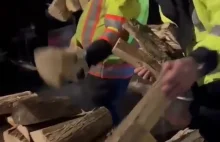 Kanada: Policja kradnie drewno, by nie można się było podczas protestów ogrzać.