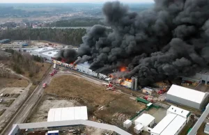 Ogromny pożar w Starachowicach. Walczy z nim ponad 100 strażaków! [WIDEO]
