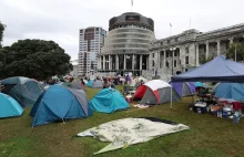 Nowa Zelandia: Rozrasta się protest przeciw obostrzeniom przed parlamentem