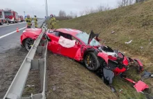 Wypadek na obwodnicy Wyrzyska. Ferrari wypadło z drogi i wbiło się w...